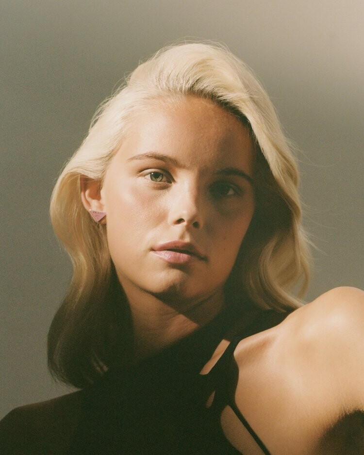 Photo of model Tara Halliwell - ID 729541