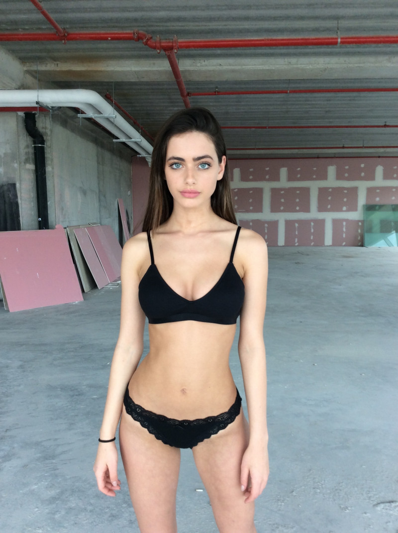 Photo of model Yael Shelbia - ID 656950