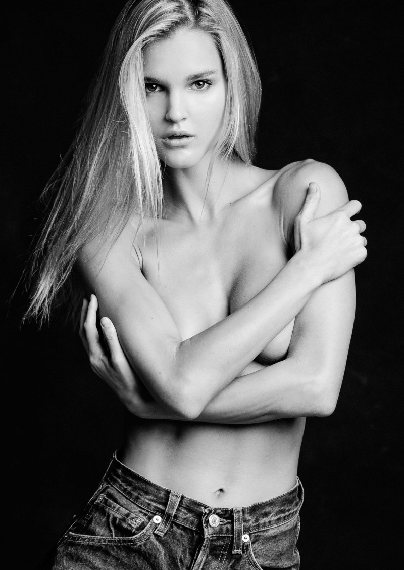 Photo of model Joy Elizabeth Corrigan - ID 677170