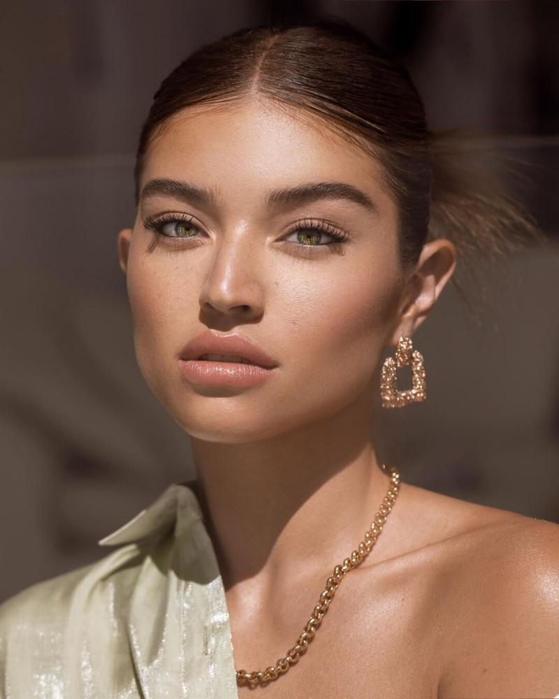 Photo of model Daniela Lopez Osorio - ID 668005