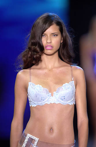 Photo of model Adriana Lima - ID 18498