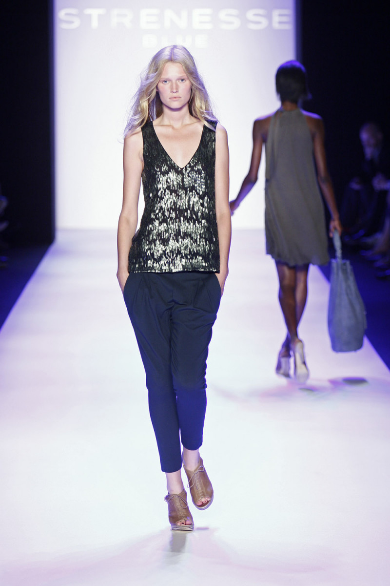 Photo of model Toni Garrn - ID 223943