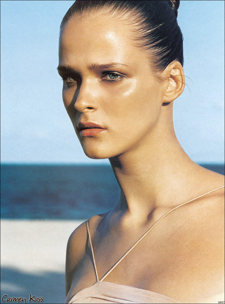 Photo of model Carmen Kass - ID 20020