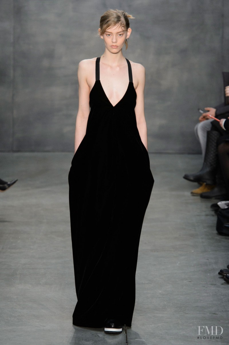 Ondria Hardin featured in  the Vera Wang fashion show for Autumn/Winter 2015