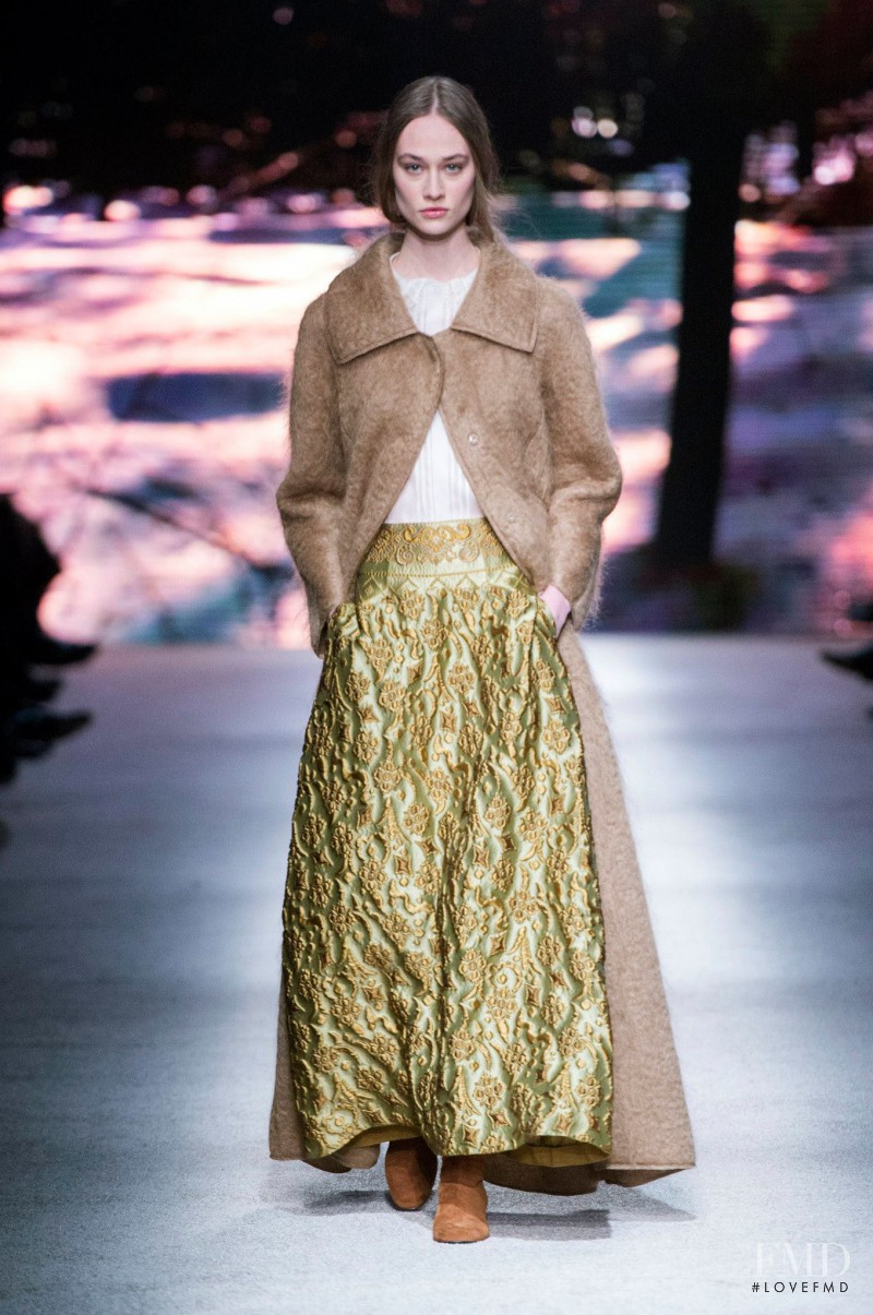 Anna Roos van Wijngaarden featured in  the Alberta Ferretti fashion show for Autumn/Winter 2015