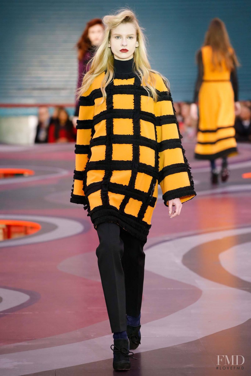 Ola Munik featured in  the Roksanda Ilincic fashion show for Autumn/Winter 2015