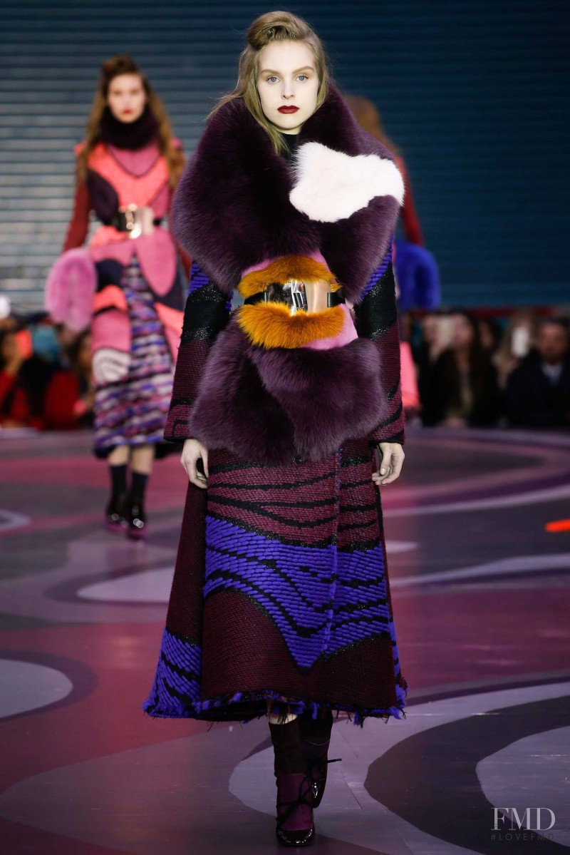 Kati Fiskaali featured in  the Roksanda Ilincic fashion show for Autumn/Winter 2015