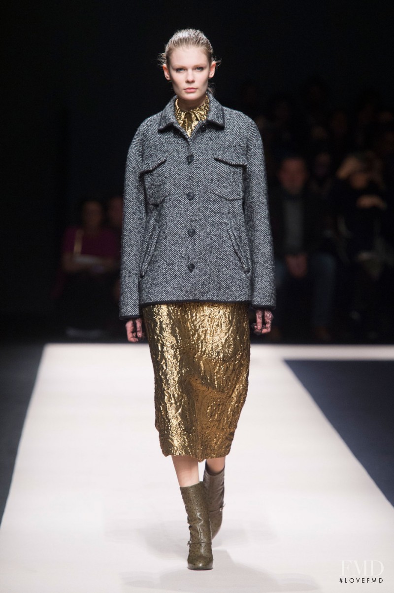 Alexandra Elizabeth Ljadov featured in  the N° 21 fashion show for Autumn/Winter 2015