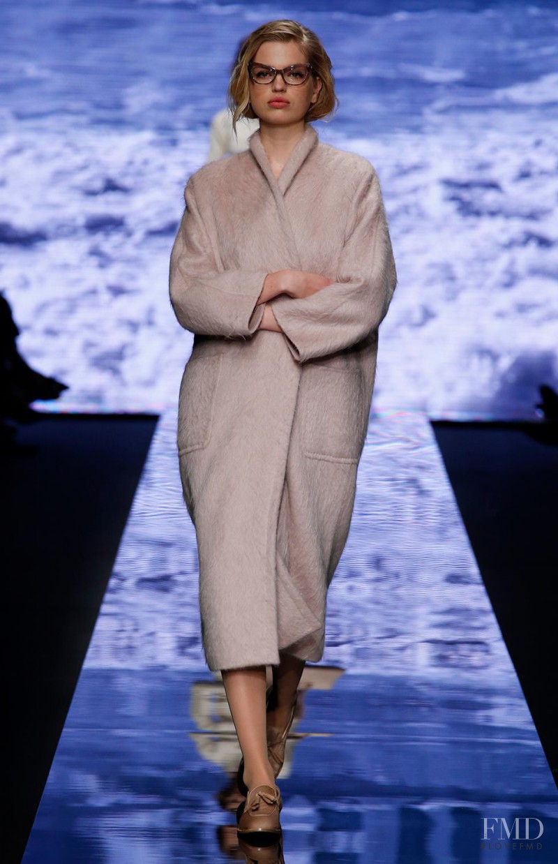 Daphne Groeneveld featured in  the Max Mara fashion show for Autumn/Winter 2015