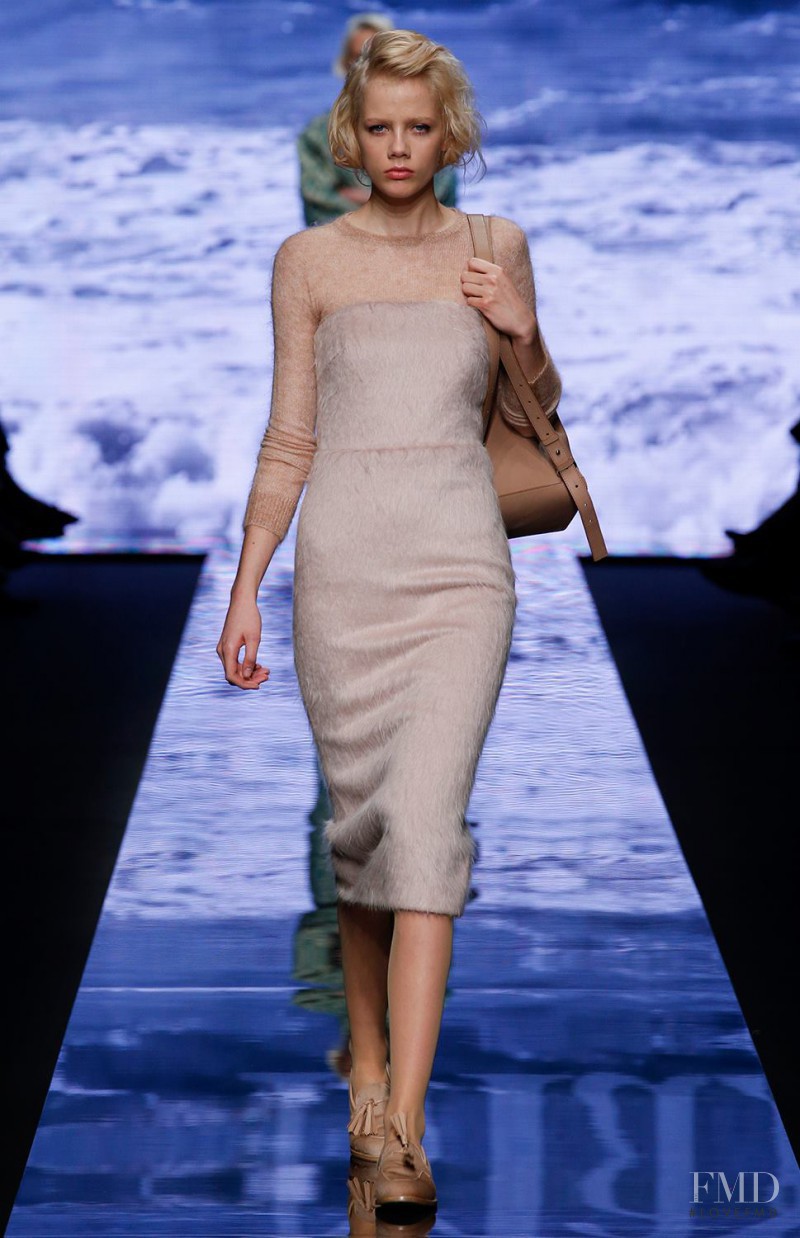 Marjan Jonkman featured in  the Max Mara fashion show for Autumn/Winter 2015