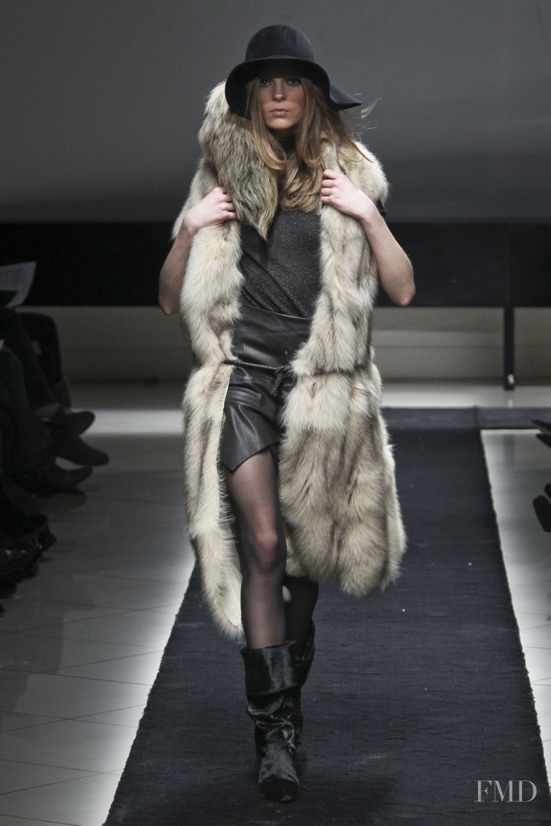 Simonetta Ravizza fashion show for Autumn/Winter 2011