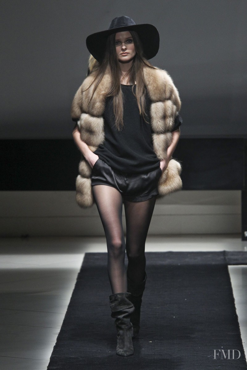 Simonetta Ravizza fashion show for Autumn/Winter 2011