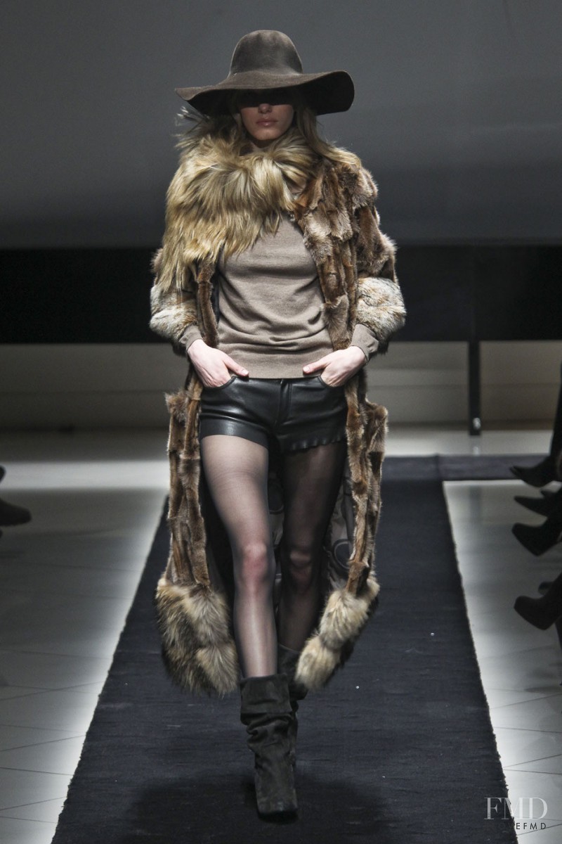 Simonetta Ravizza fashion show for Autumn/Winter 2011