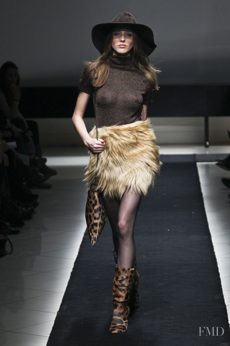 Iris Egbers featured in  the Simonetta Ravizza fashion show for Autumn/Winter 2011