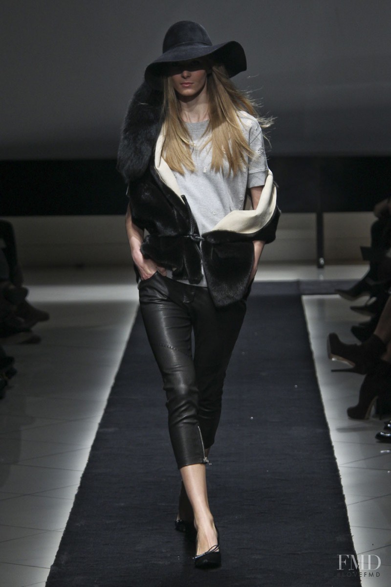 Simonetta Ravizza fashion show for Autumn/Winter 2011