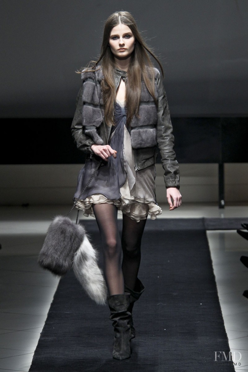 Simonetta Ravizza fashion show for Autumn/Winter 2011