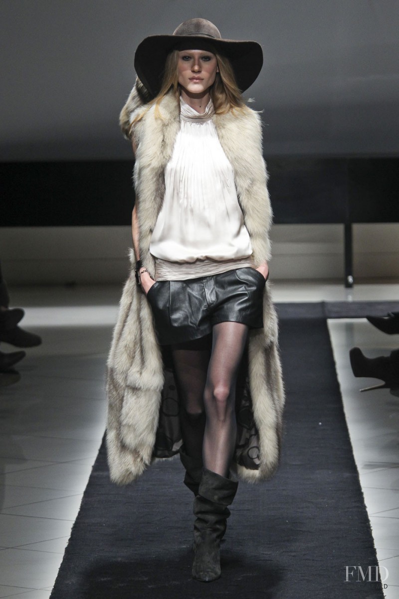 Simonetta Ravizza fashion show for Autumn/Winter 2011