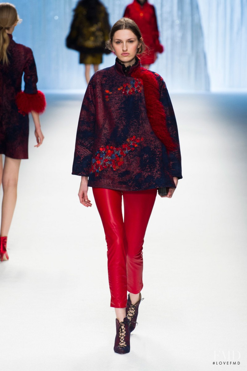 Zoe Huxford featured in  the Shiatzy Chen fashion show for Autumn/Winter 2015
