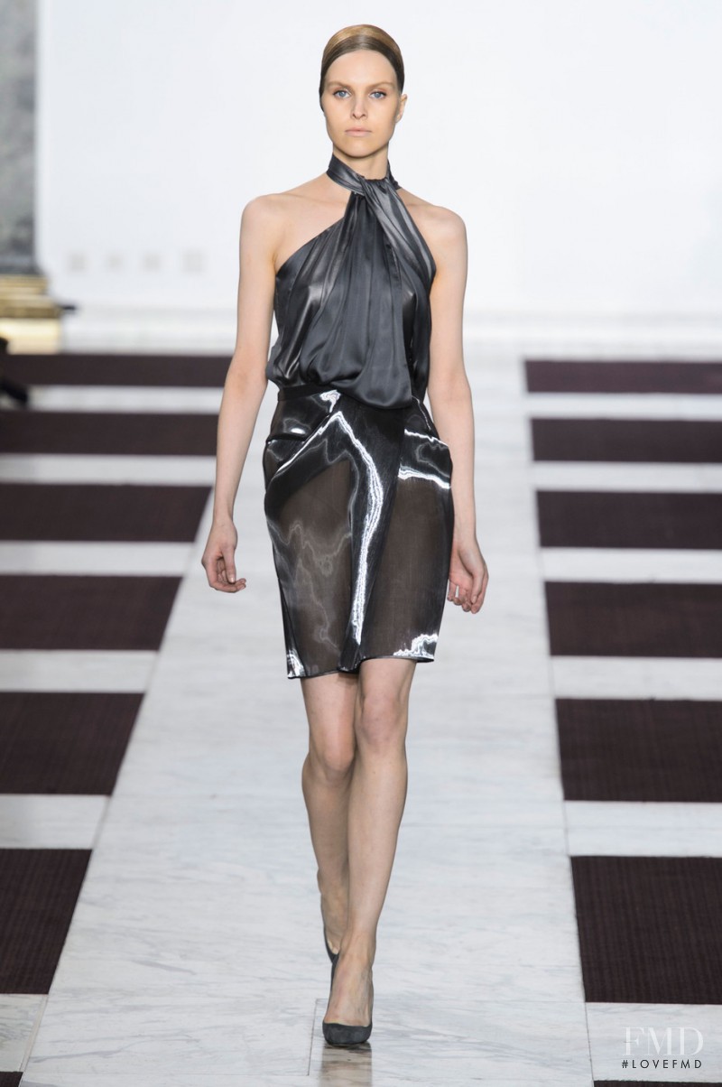 Kati Fiskaali featured in  the Yiqing Yin fashion show for Spring/Summer 2015