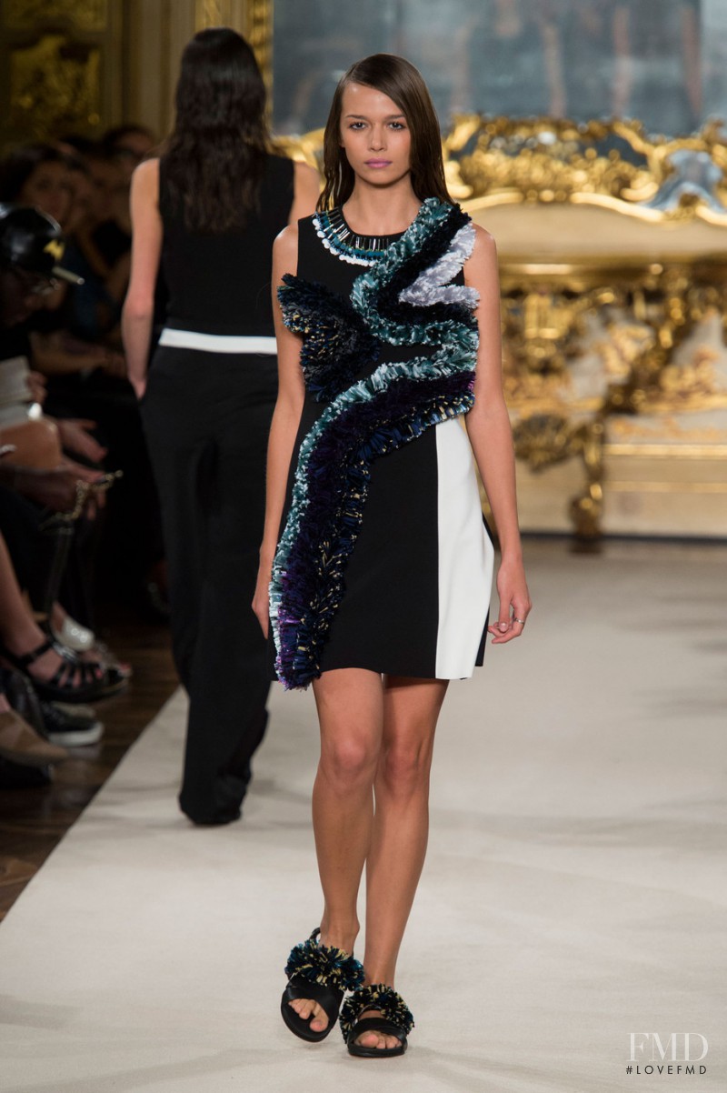 Alena Podloznaya featured in  the Heohwan Simulation fashion show for Spring/Summer 2015