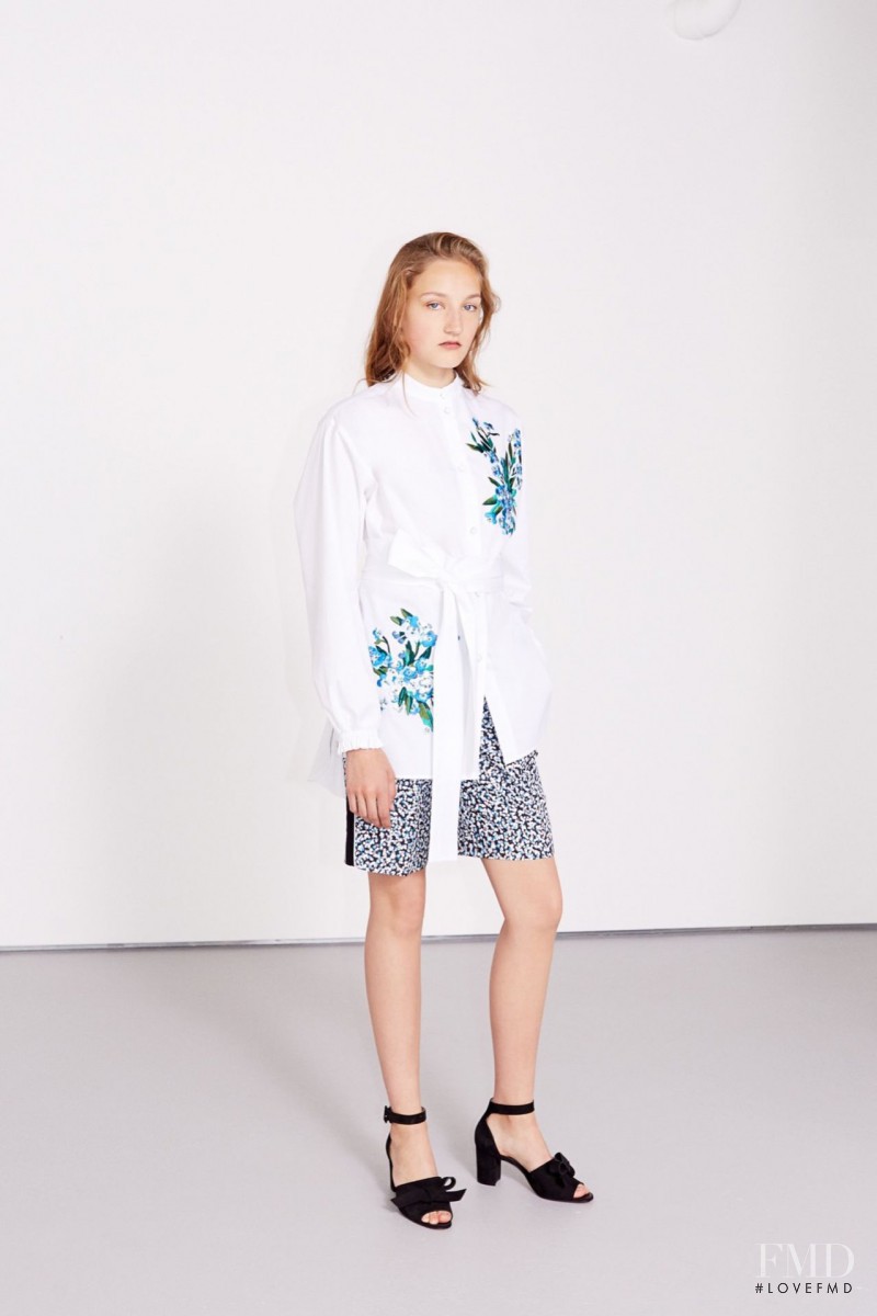 Agnes Nieske featured in  the Jonathan Saunders fashion show for Resort 2016