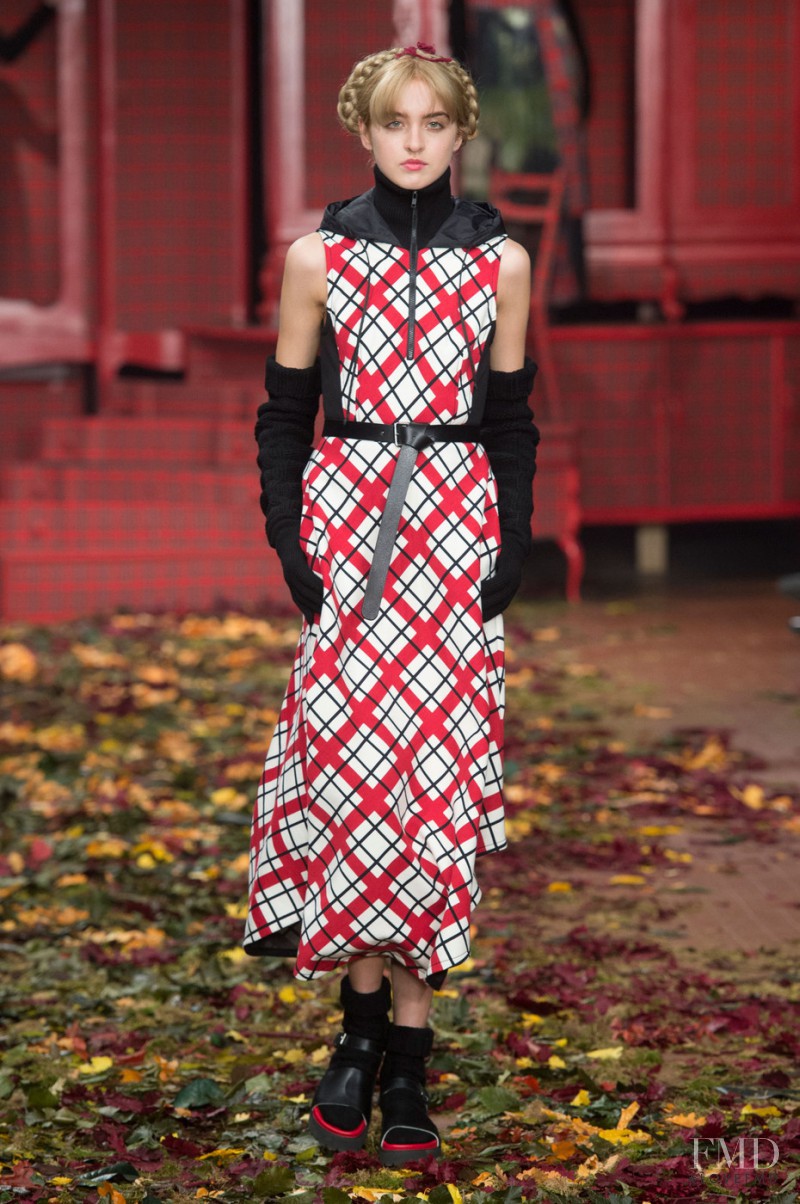 Kelsey Soles featured in  the I\'m Isola Marras fashion show for Autumn/Winter 2015