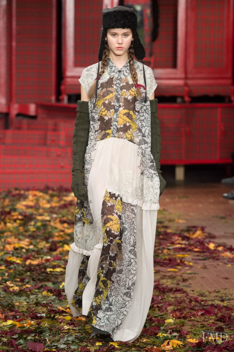 Vivienne Rohner featured in  the I\'m Isola Marras fashion show for Autumn/Winter 2015