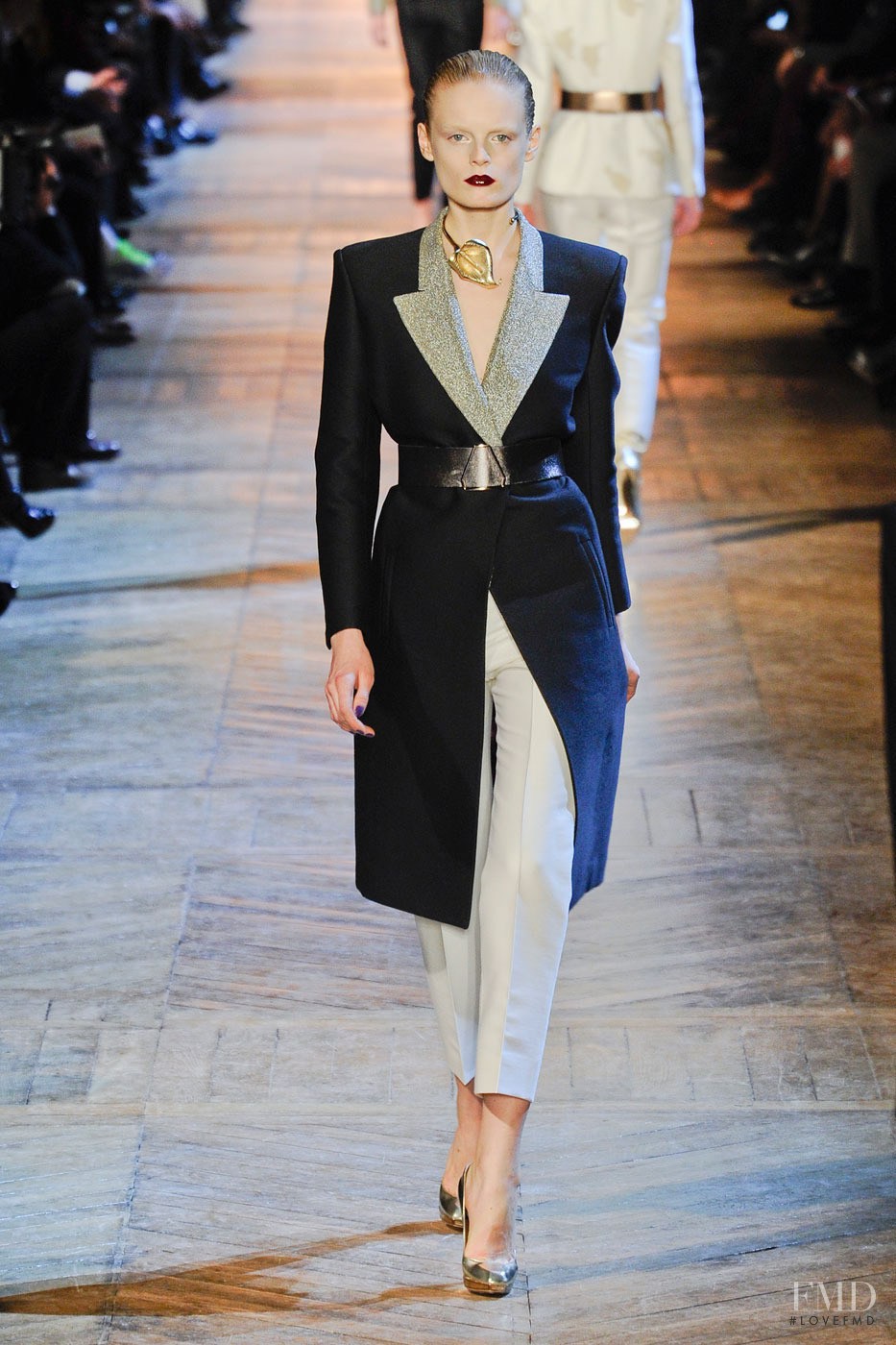 Ив сен лоран лучшее. Ив сен-Лоран. Yves Saint Laurent Haute Couture Catwalk. Ив сен Лоран 2012. Полуфрак Ив сен Лоран.