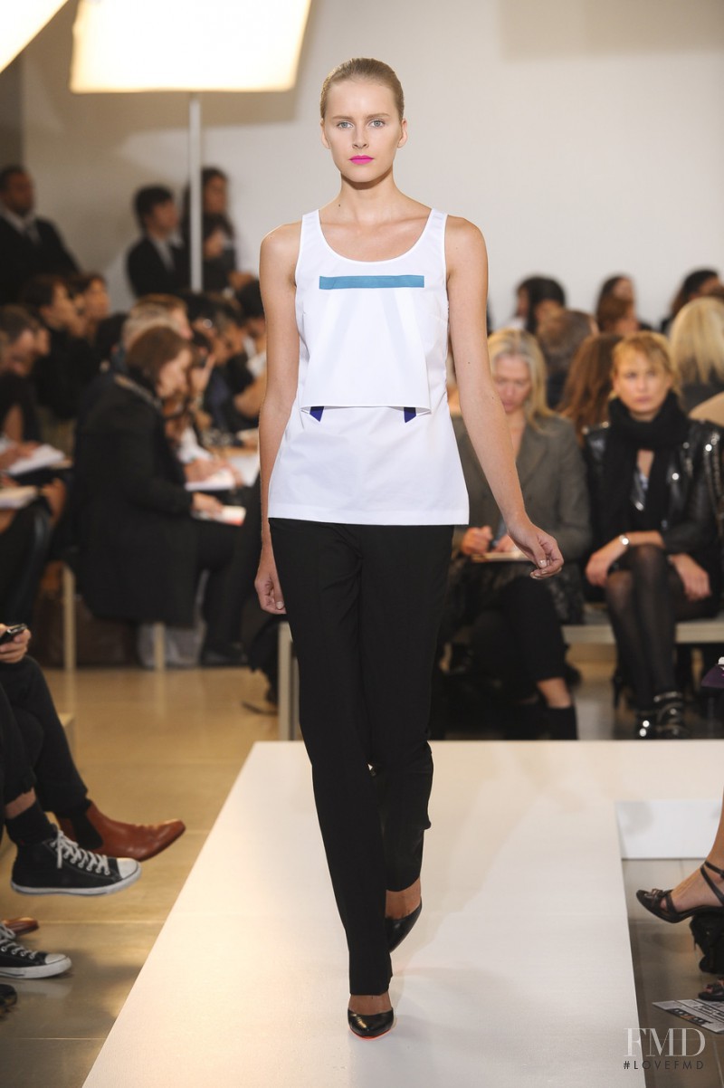 Lisanne de Jong featured in  the Jil Sander fashion show for Spring/Summer 2011