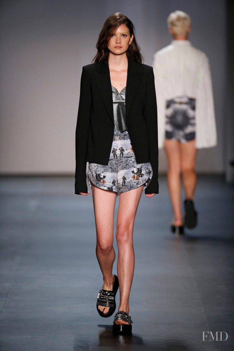 Kim Valerie Jaspers featured in  the Concept Korea Kaal Eisuktae fashion show for Spring/Summer 2016