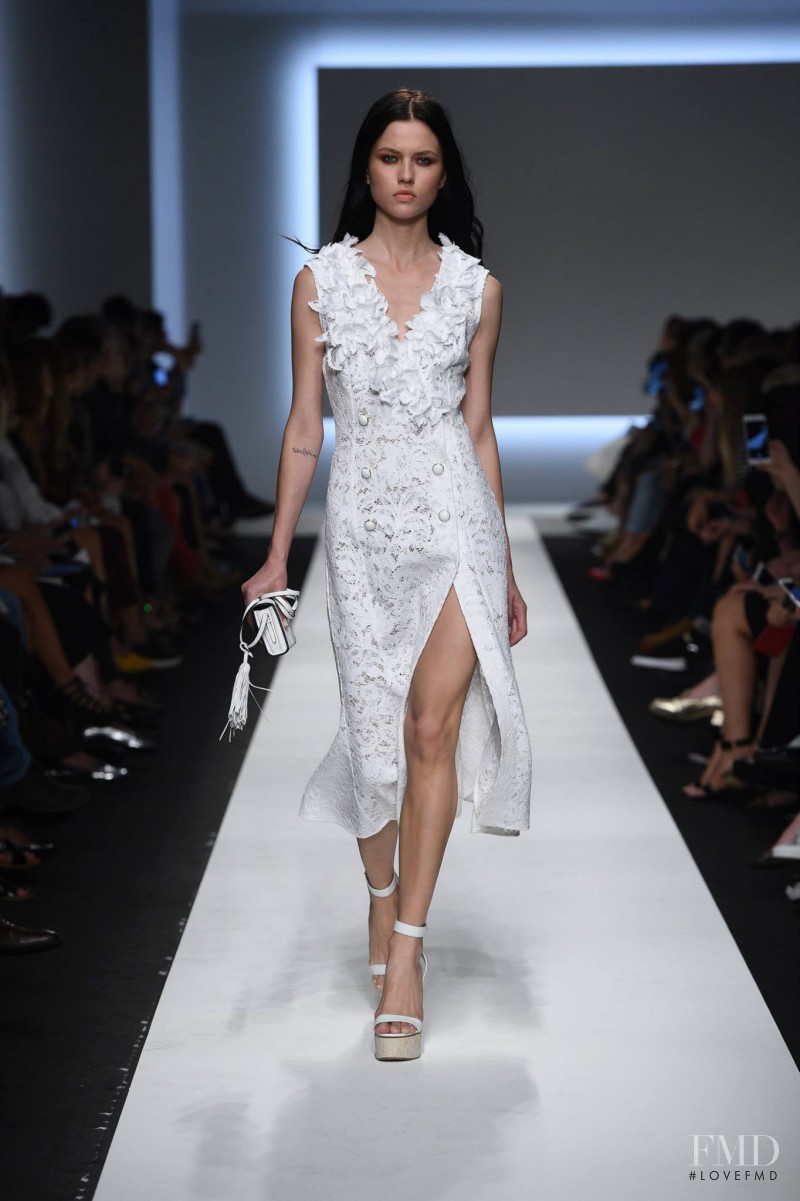 Isis Bataglia featured in  the Ermanno Scervino fashion show for Spring/Summer 2016