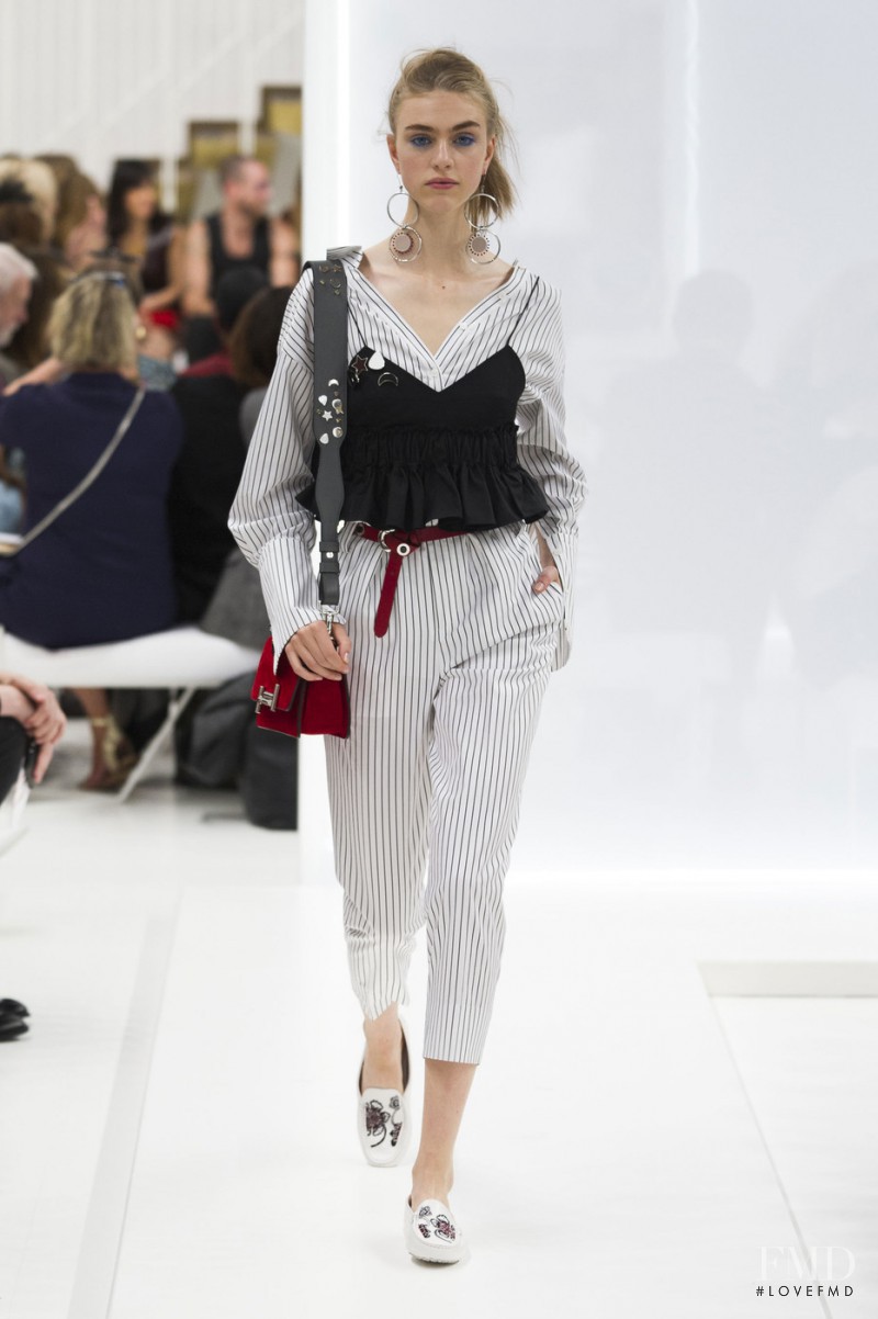 Tod\'s fashion show for Spring/Summer 2016