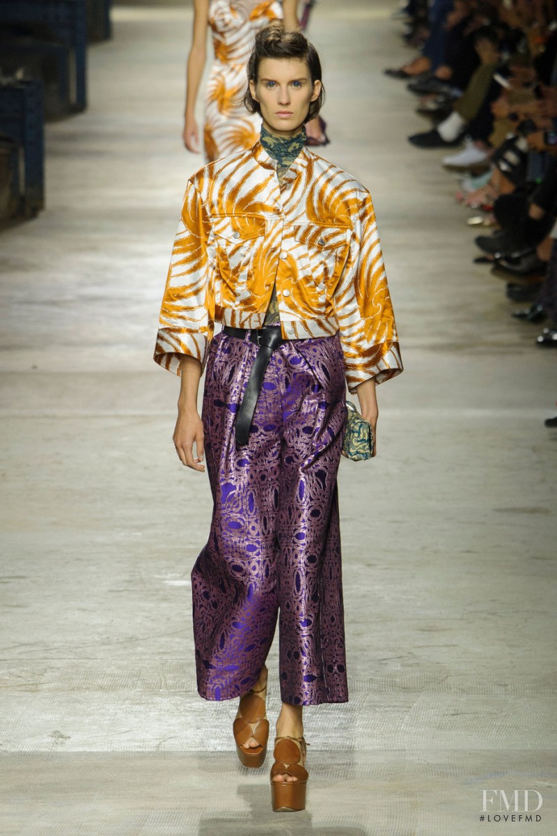 Marte Mei van Haaster featured in  the Dries van Noten fashion show for Spring/Summer 2016