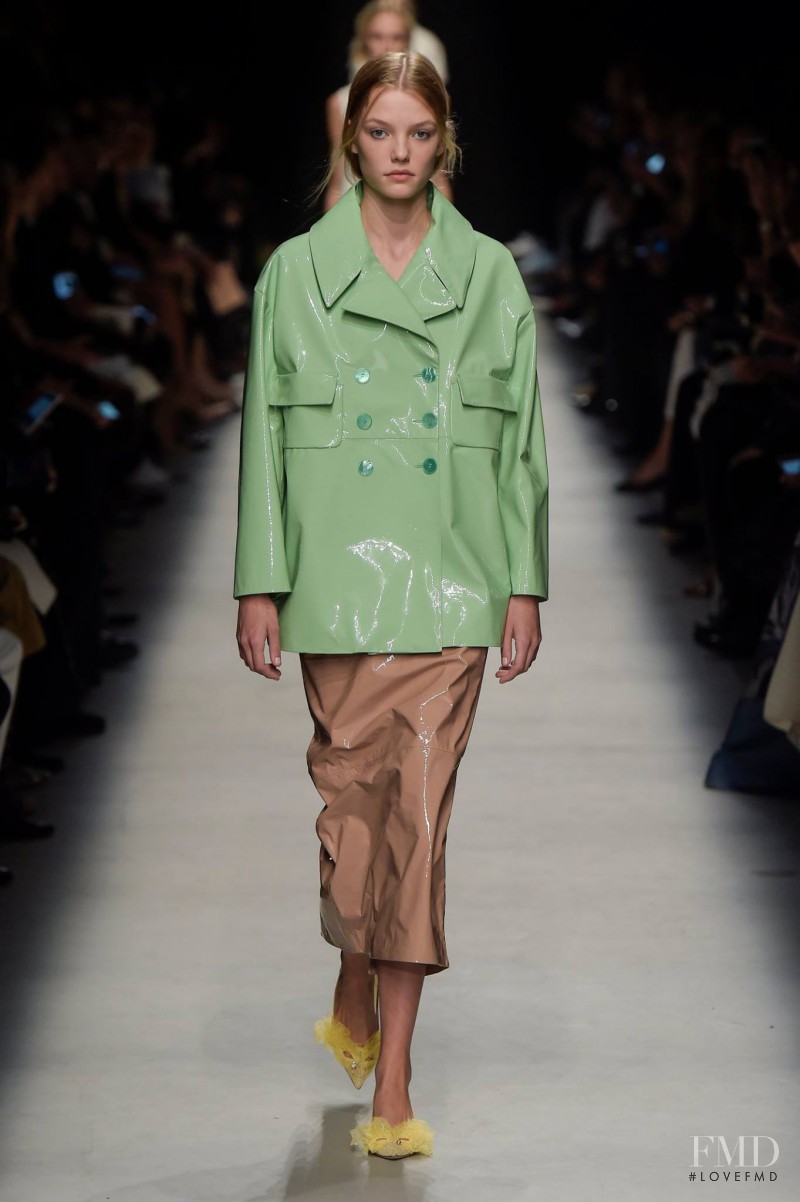 Roos Abels featured in  the Rochas fashion show for Spring/Summer 2016