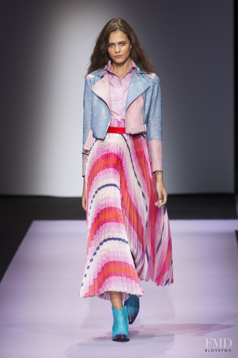 Darya Kostenich featured in  the Daizy Shely fashion show for Spring/Summer 2016