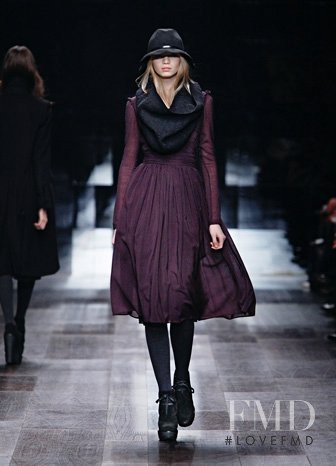 Diana Farkhullina featured in  the Burberry Prorsum fashion show for Autumn/Winter 2009