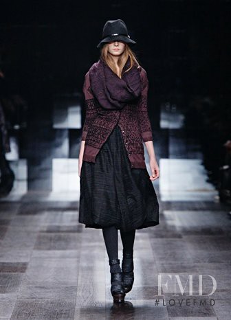 Nimuë Smit featured in  the Burberry Prorsum fashion show for Autumn/Winter 2009