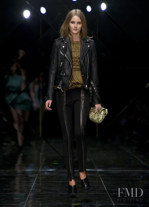 Lisanne de Jong featured in  the Burberry Prorsum fashion show for Spring/Summer 2011