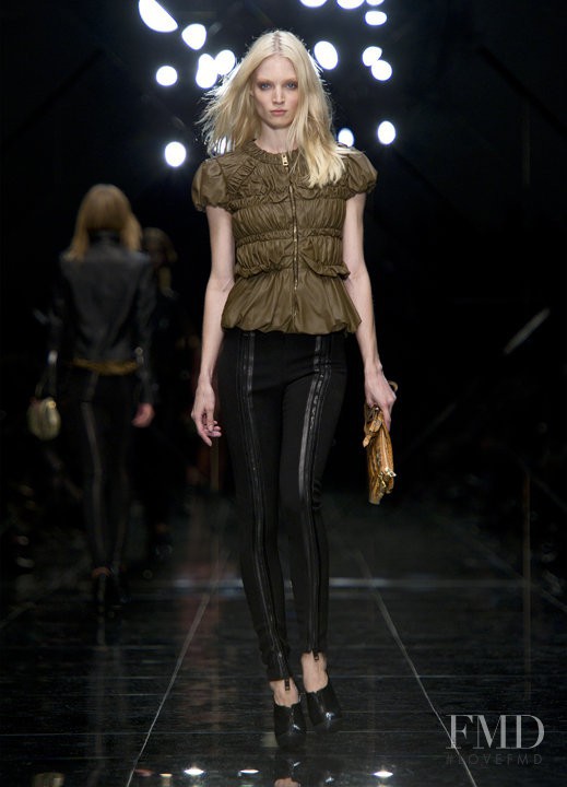 Melissa Tammerijn featured in  the Burberry Prorsum fashion show for Spring/Summer 2011