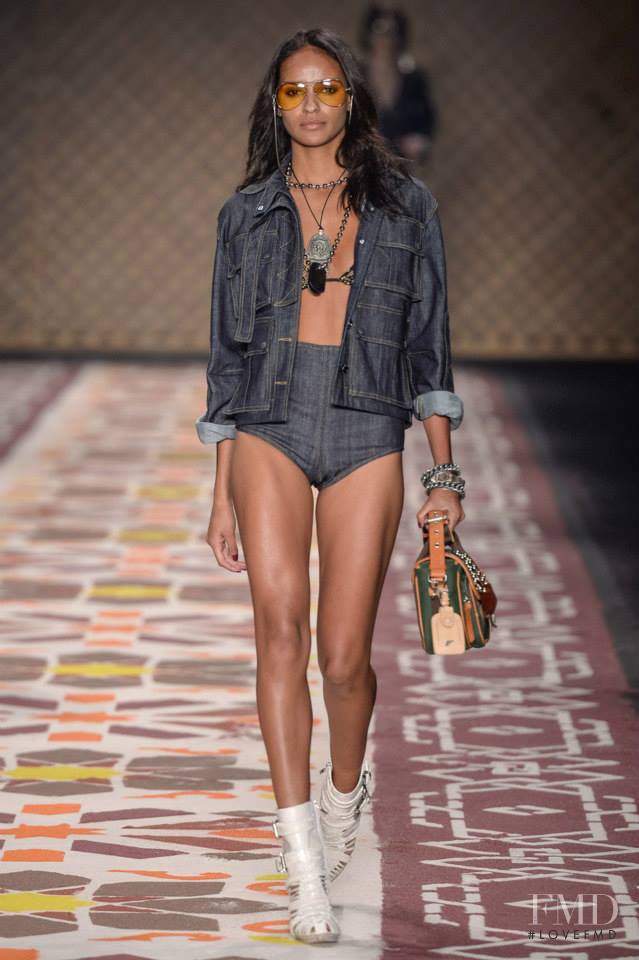 Gracie Carvalho featured in  the Ellus fashion show for Spring/Summer 2016