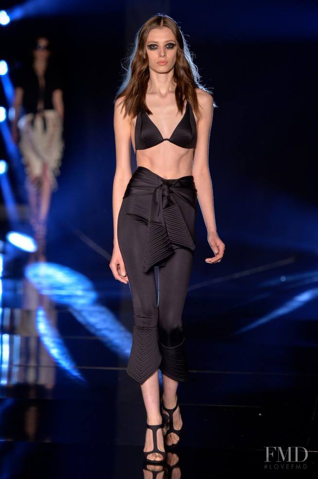 Jaque Cantelli featured in  the Adriana Degreas fashion show for Spring/Summer 2016