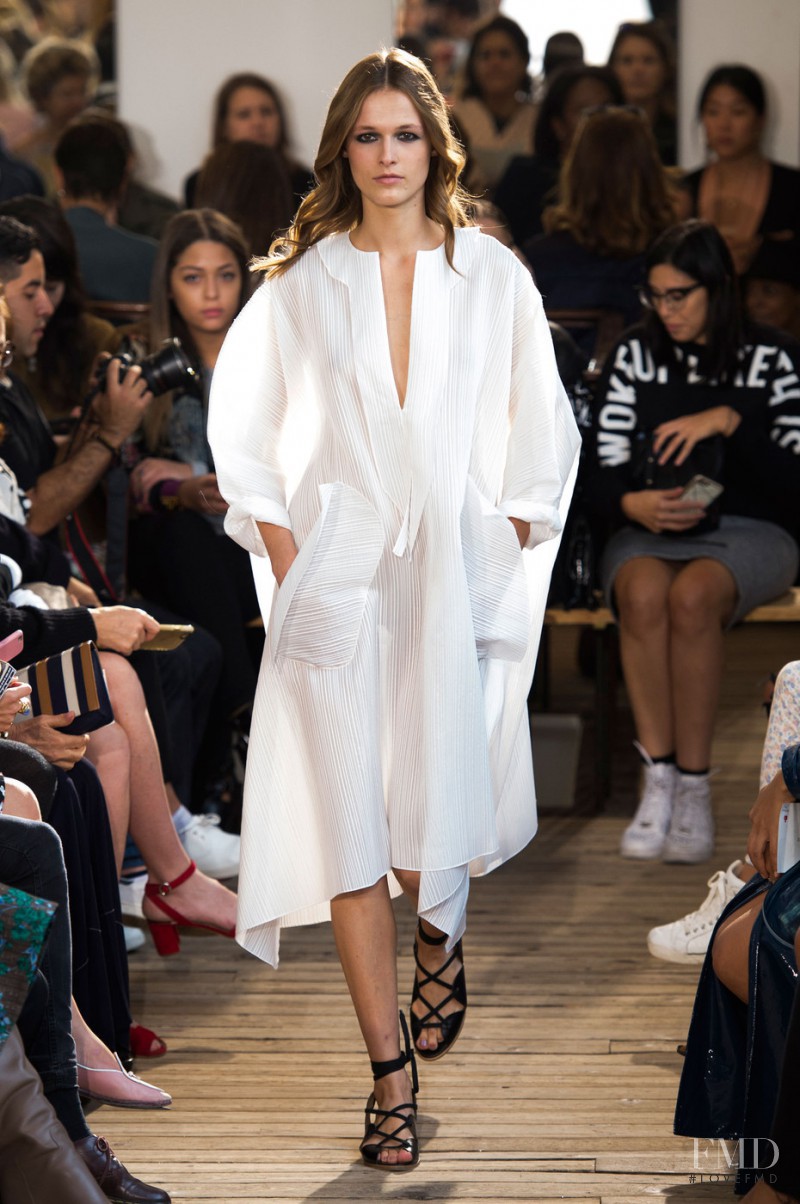 Emma  Oak featured in  the Maison Rabih Kayrouz fashion show for Spring/Summer 2016