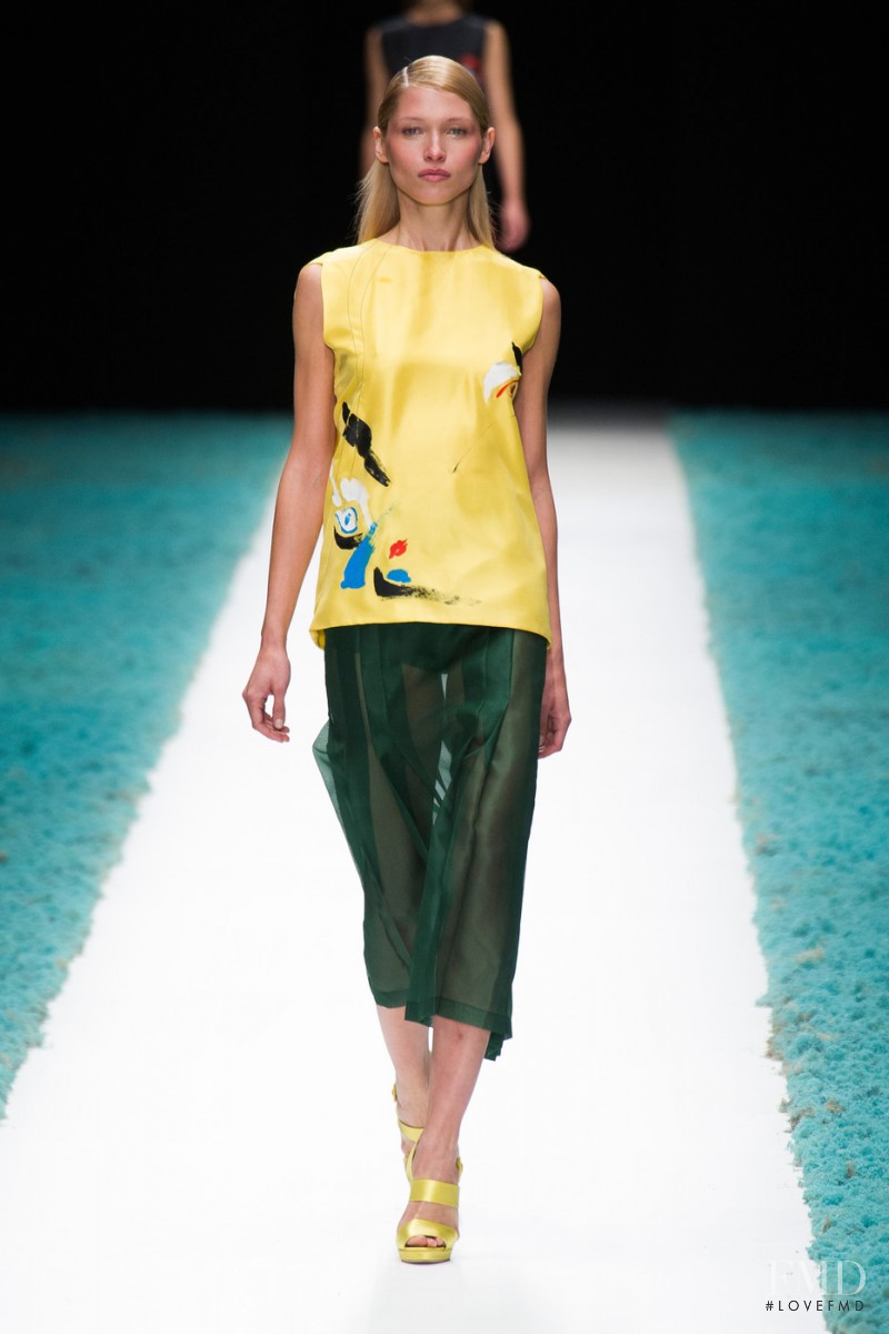 Hana Jirickova featured in  the Shiatzy Chen fashion show for Spring/Summer 2015