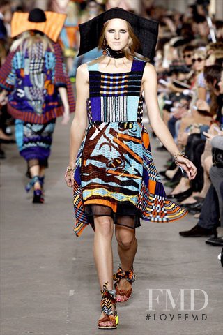 Lisanne de Jong featured in  the Missoni fashion show for Spring/Summer 2011