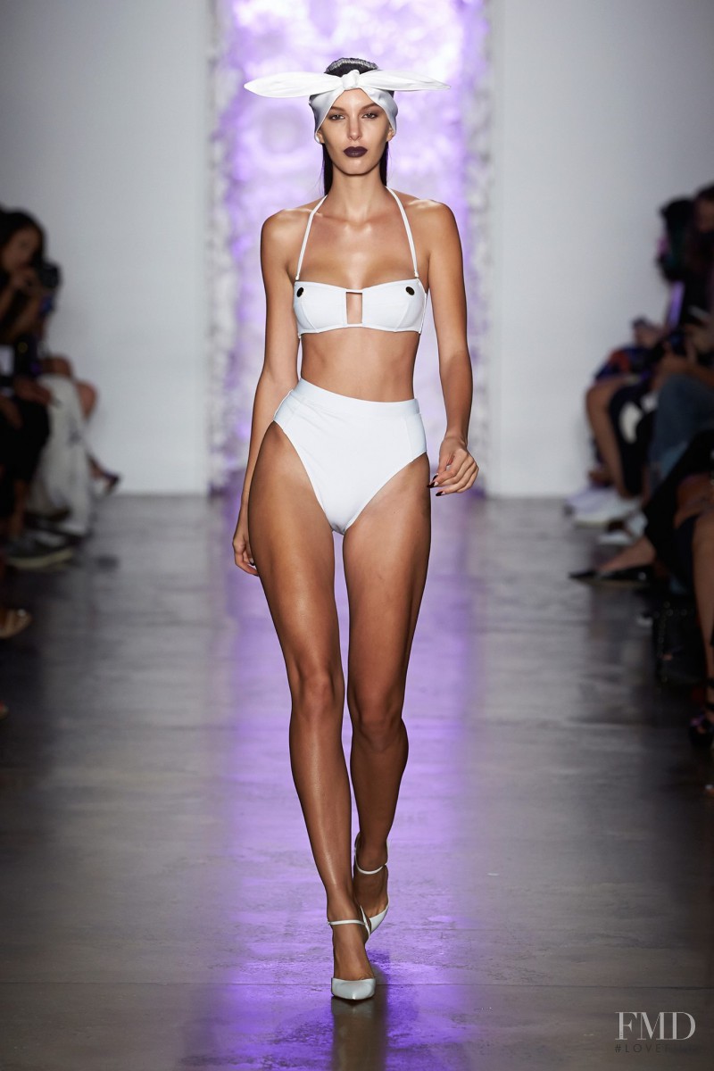 Kate King featured in  the Cushnie Et Ochs fashion show for Spring/Summer 2016