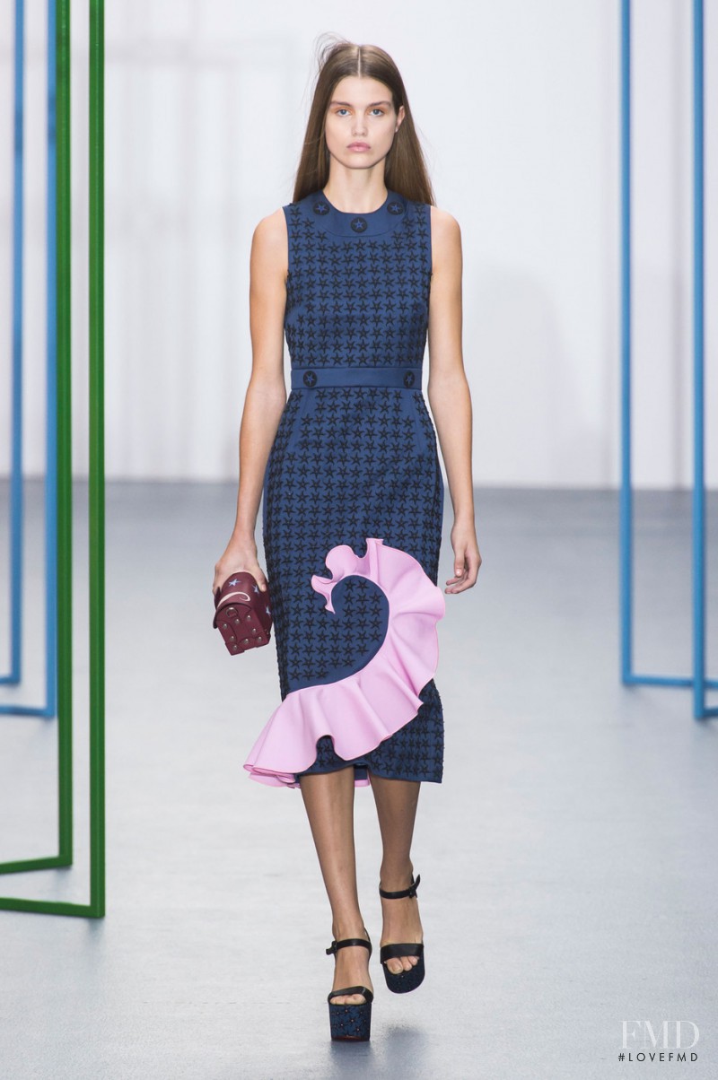 Luna Bijl featured in  the Holly Fulton fashion show for Spring/Summer 2016