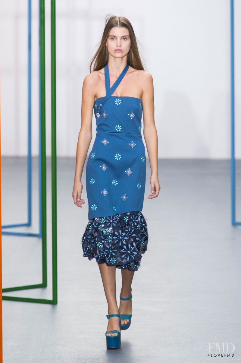 Luna Bijl featured in  the Holly Fulton fashion show for Spring/Summer 2016