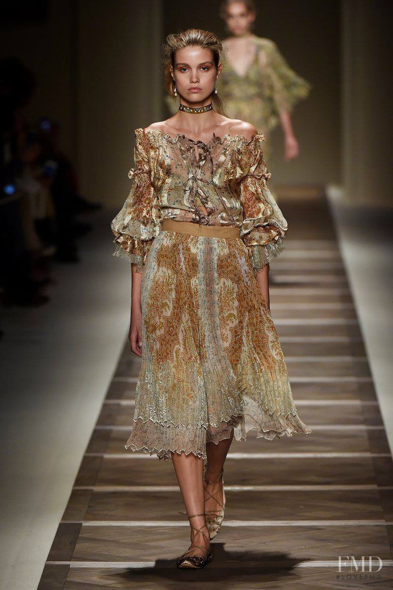 Luna Bijl featured in  the Etro fashion show for Spring/Summer 2016