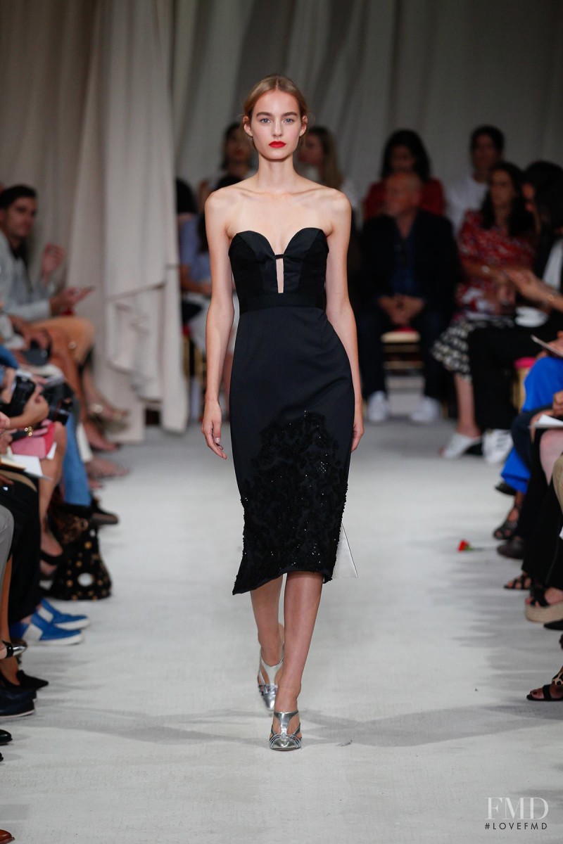 Maartje Verhoef featured in  the Oscar de la Renta fashion show for Spring/Summer 2016