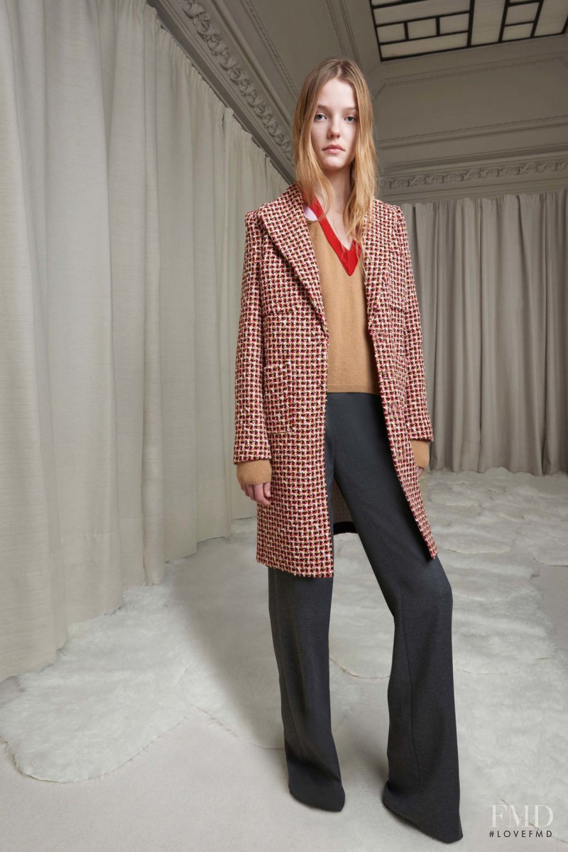 Roos Abels featured in  the Giambattista Valli fashion show for Pre-Fall 2016